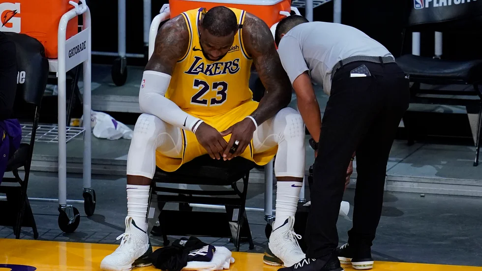 Los Angeles Lakers LeBron James deppade under den sjätte åttondelsfinalen mot Phoenix Suns.