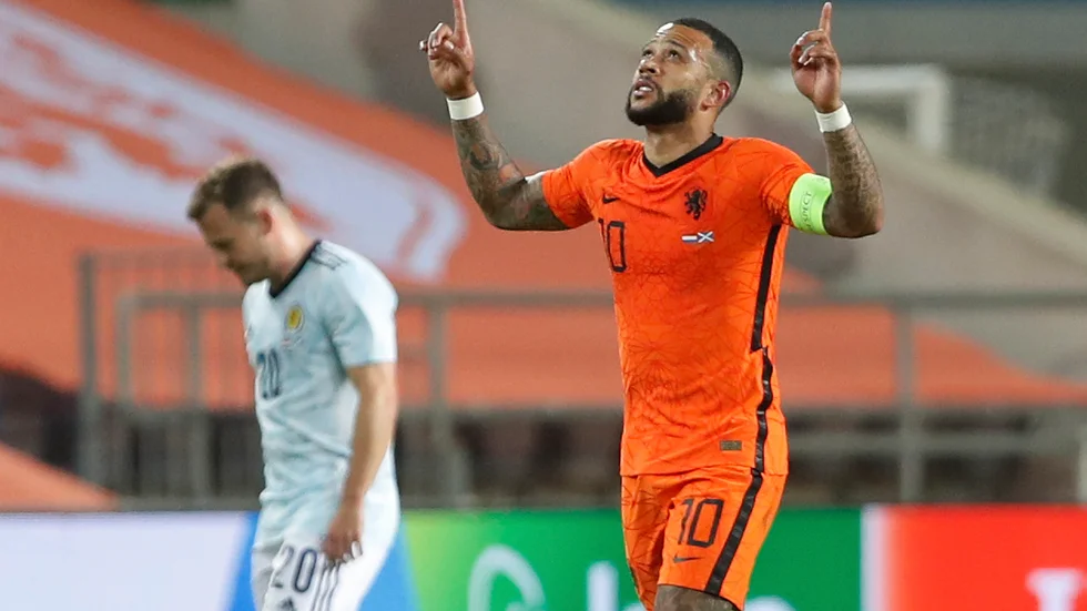 Nederländernas Memphis Depay efter att ha gjort 2–2-målet mot Skottland.