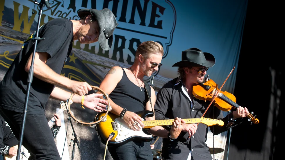Ben Carbine & the 18-Wheelers intar musikfesten i Byske, tillsammans med Nematocera. 