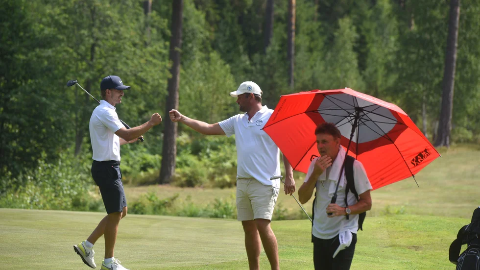 Philip Ericsson i mitten lyckades med bedriften att göra en hole in one på Tobo under torsdagens seriespel. Han spelade foursome med Jacob Isaksson.