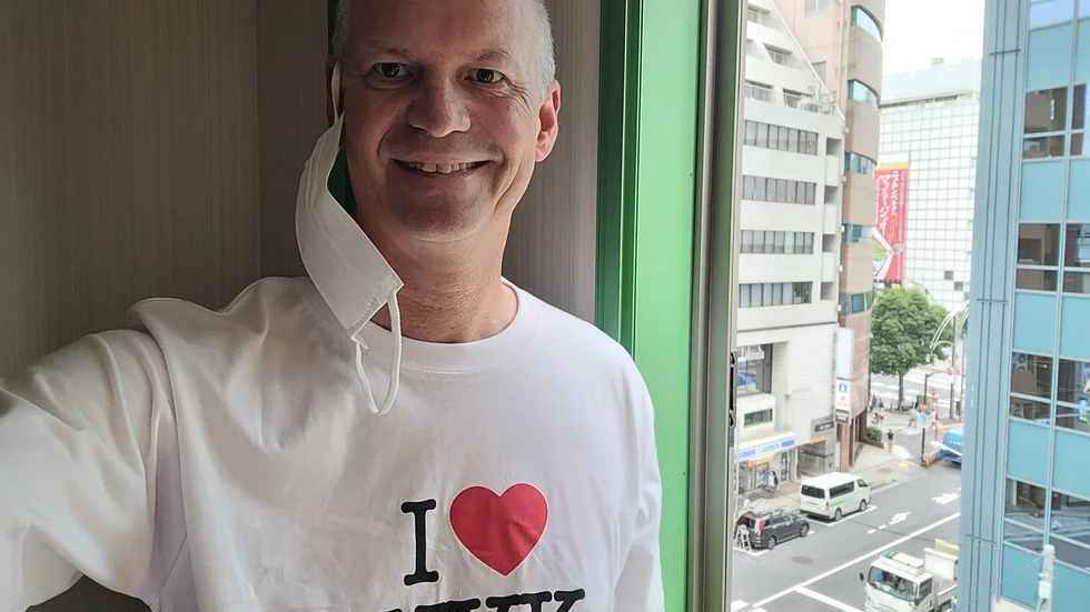 Peter Ström med utsikt från sitt fönster i Tokyo. Dagen efter intervjun med tidningen får han äntligen gå ut utanför hotellreceptionen. Den "mjukare" karantänen har inletts.