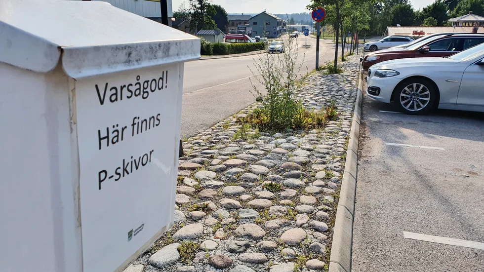 Tillgång till parkering är viktig för att folk ska vilja resa och handla, menar debattören som uppmanar politiker att våga utmana normen att bilar ska bort.