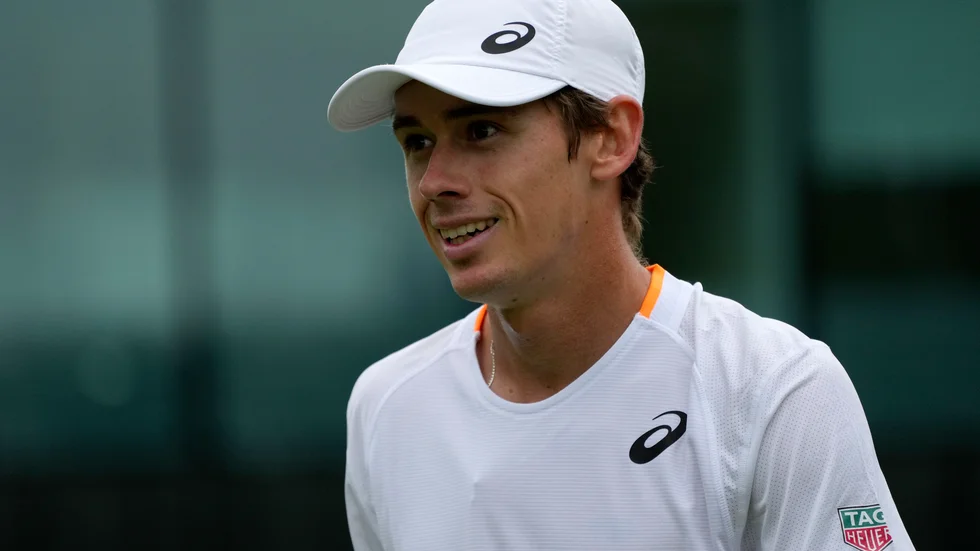 Den australiska tennisspelaren Alex de Minaur missar OS då han har testat positivt för covid-19. Här en bild från Wimbledon i slutet av juni.