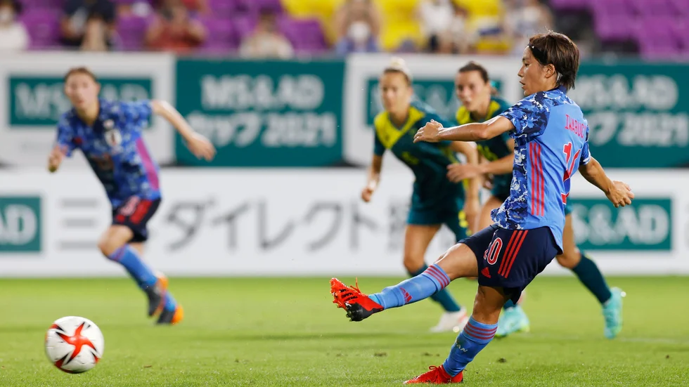 Japans Mana Iwabuchi avgjorde OS-genrepet mot Australien från straffpunkten.