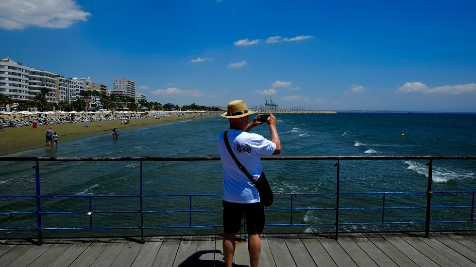 En turist på fotojakt i Larnaca på Cypern. Medelhavsön redovisar nu återigen de högsta siffrorna i EU över nya covid-19-fall per 100|000 invånare. Arkivfoto.