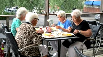 PRO Kalix umgås och äter sommarlunch.