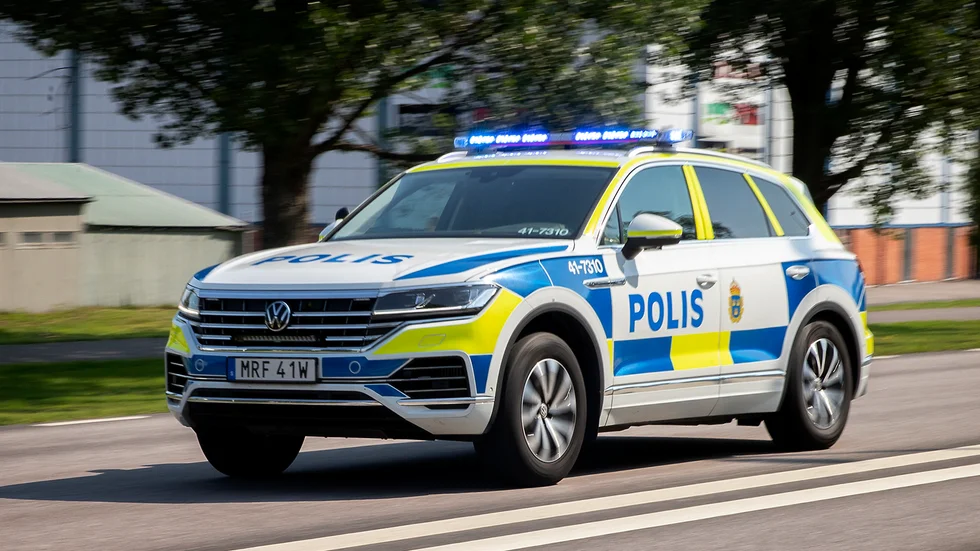 Polisen söker efter tre personer som är misstänkta för stöld