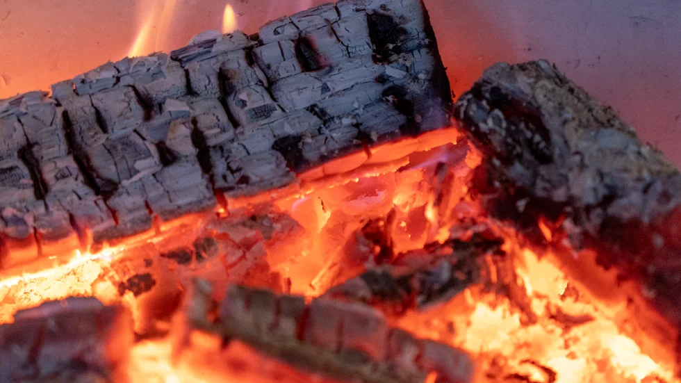 Det är än så länge fortsatt förbud för att exempelvis tända en lägereld på marken i skogen. Däremot är det tillåtet att grilla i en fast grillplats i till exempel en park. Arkivfoto