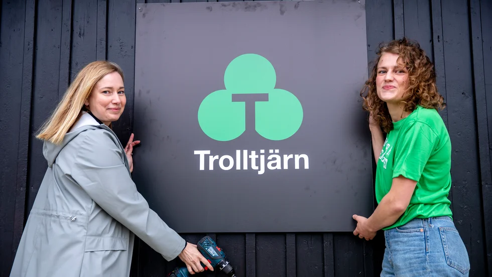 Daphne Djurberg, samordningsansvarig för anläggningen, och  Ebba Boudin, feriejobbshandledare, inviger nya mötesplatsen trolltjärn. "Det känns fantastiskt", säger Ebba Boudin. 