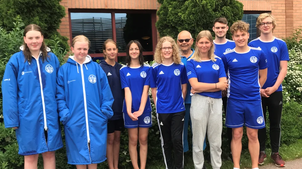 KSS-truppen som simmade i Falun. Från vänster Linnea Fredriksson, Stella Fredriksson, Tyra Cedervall, Lilian Abo Shame, August Sieverskog, ledaren Ola Pettersson, Filippa Karlsson, Kevin Grahn, Olle Pettersson och Erik Blomqvist. 