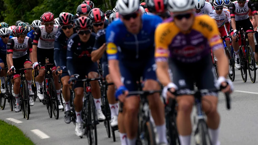 Klungan under den första etappen av Tour de France.