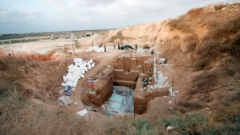 Utgrävningar vid ett stenbrott i nära Ramla, sydost om Tel Aviv, där israeliska forskare har hittat rester av en ny människoart.