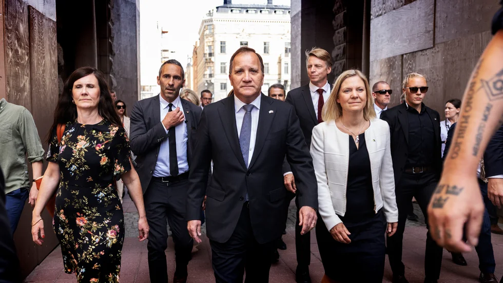 Statsminister Stefan Löfven (S) på väg till riksdagen och omröstningen där SD, V, KD och M uttalade misstroende mot honom i måndags. Under midsommarhelgen arbetar han för att hitta en väg ut ur krisen. Arkivbild.