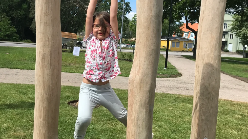 "Att hänga" tyckte Solveig Sandström, 5 år, var det roligaste i den nyinvigda Järnvägsparken som har en lekpark för de mindre barnen.