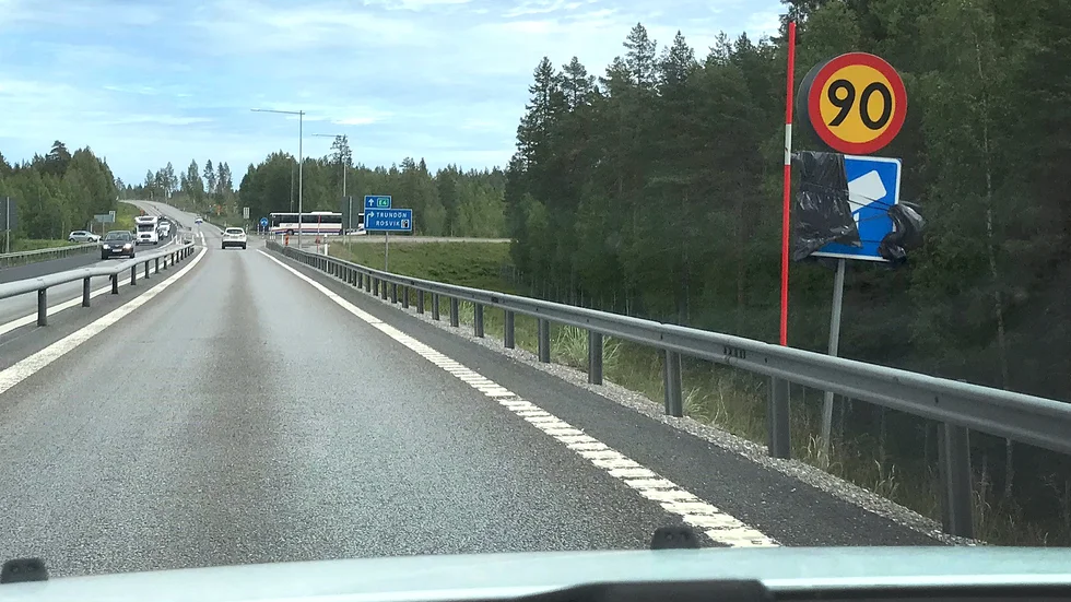 Fartkamerorna vid södra infarten till Rosvik kommer enligt Trafikverket inte att sättas upp förrän tidigast till hösten.