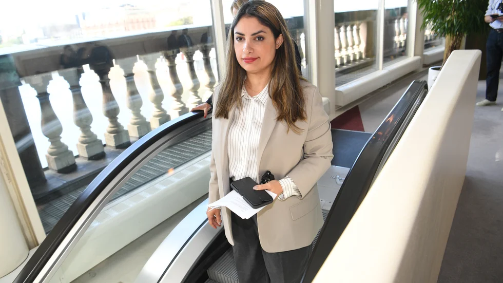 Nooshi Dadgostar (V) lämnar riksdagen på väg ut mot okända politiska marker.