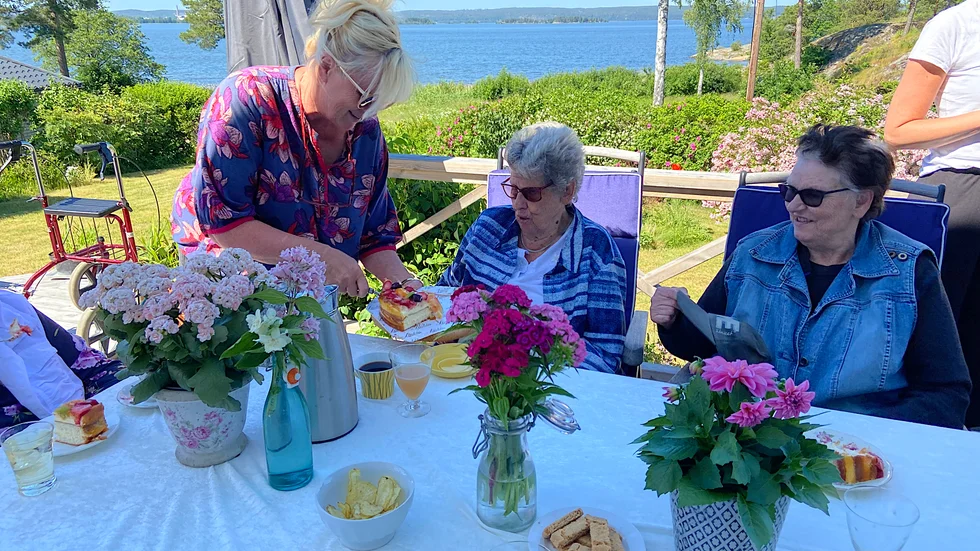 Monica Andersson serverar tårta till Birgit Gustafsson. Gott fika, sol och vacker utsikt gjorde dagen speciell för de boende på Kalkstensgatan 5.
