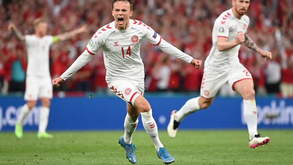 Mikkel Damsgaard jublar efter sitt 1–0-mål när Danmark slog Ryssland med 4–1 och gick vidare som tvåa i EM:s grupp B. Arkivbild.