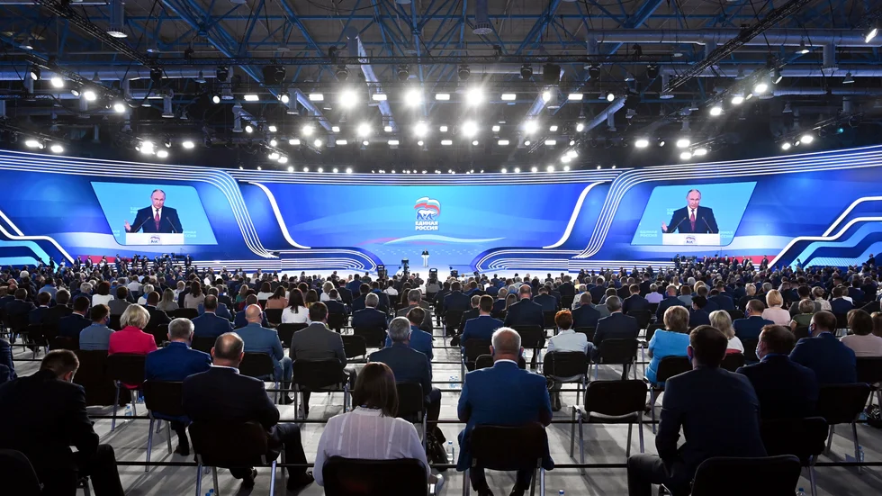 Putin talar på Enade Rysslands kongress.