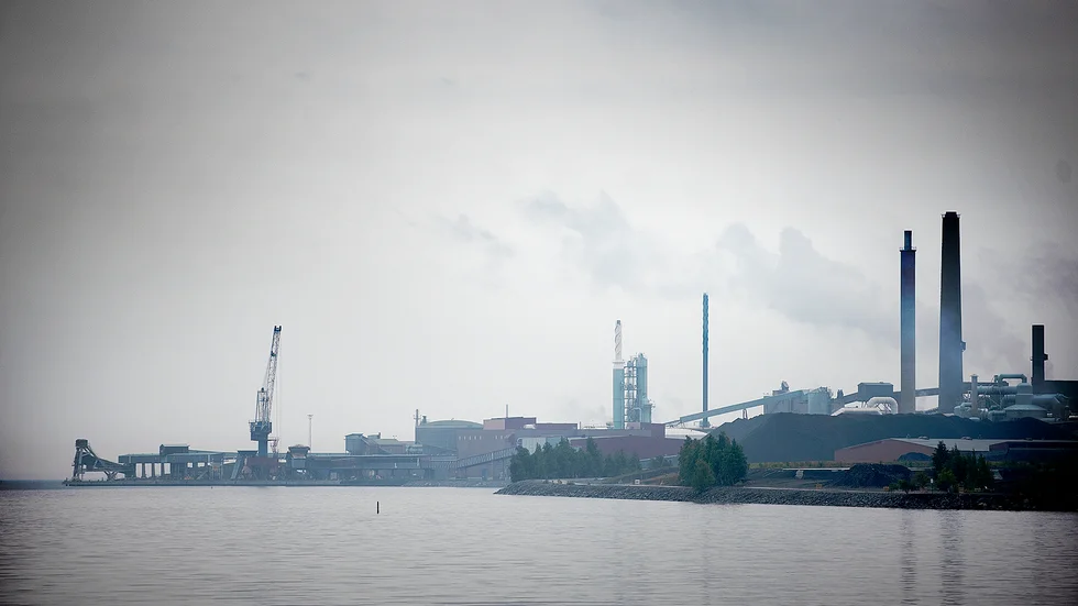 Området runt Rönnskär har höga halter metaller i marken. Nu har nya riktlinjer skickats till hushåll i Skelleftehamn, Örviken och Bureå.