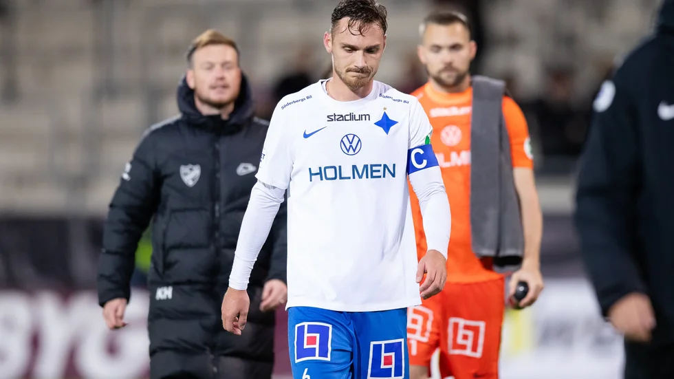 Kim Hellberg, Linus Wahlqvist och Oscar Jansson kliver av Bravida Arena efter säsongens största förlust. 