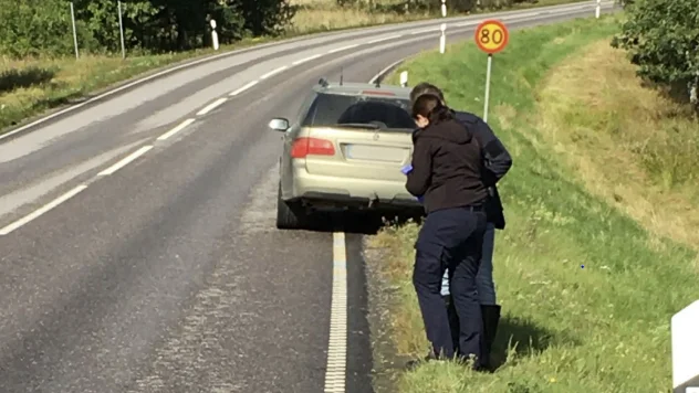 Polisen på platsen där den 35-årige mannen hittades med svåra skallskador.
