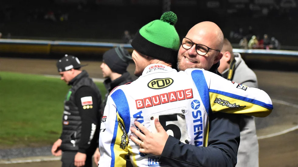 Rikard Kling kramar om Jason Doyle efter SM-guldet med Dackarna. Nästa år är Kling lagledare hos rivalen.