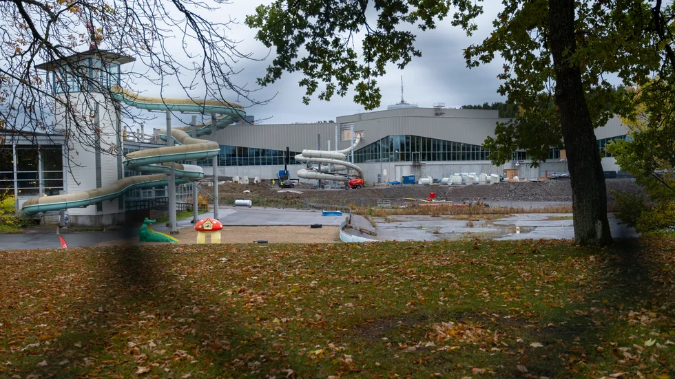 Linköpings nya simhall blir flera månader försenad, enligt entreprenören Serneke. Simhallen ligger bredvid den gamla och blir ungefär dubbelt så stor. 