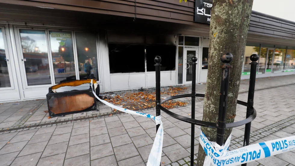 Avspärrat utanför frisörsalongen på Brogatan som utsattes för ett brandattentat sent på onsdagskvällen.