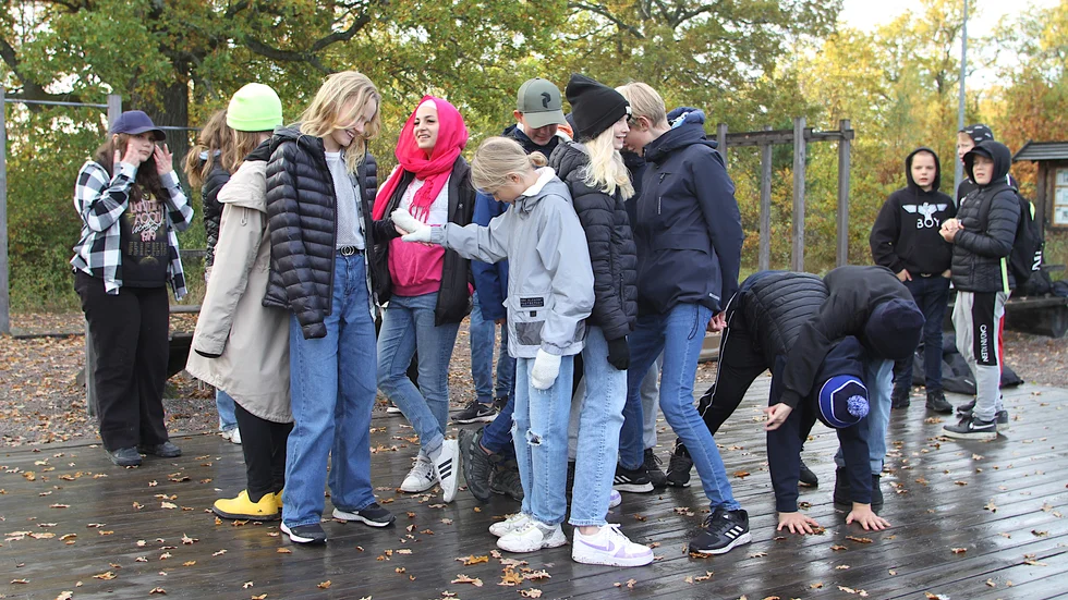 Här övar klass 6 A, Mariefreds skola, på att samarbeta. Till exempel ska de hjälpas åt att göra hand mot hand och fotsula mot fotsula.