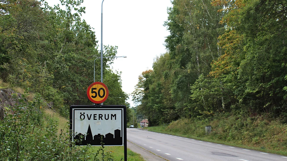 En kvinna ska ha blivit påkörd av en bil i Överum, natten mot lördag. 