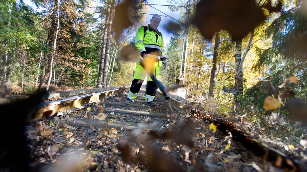Sätten att förebygga lövhalka är flera. Här används en lövblås. Andra metoder är att högtrycksspola rälsen eller lägga ut en sandblandad gel.