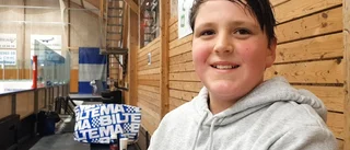 Hockeytokiga Melker, 10, är både spelare och tränare i Sudret hockey