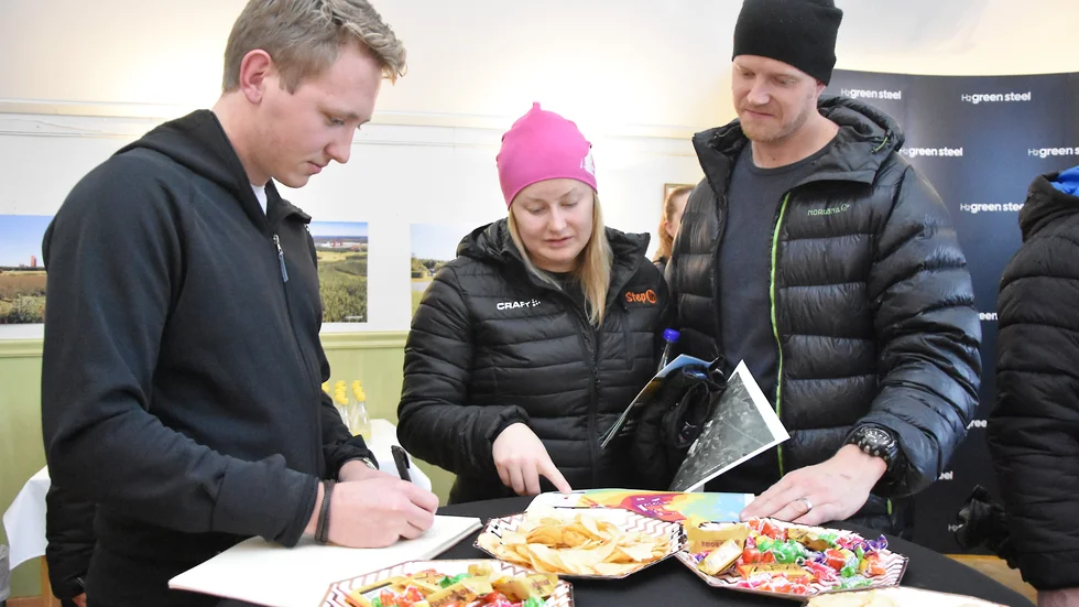 Ellinor Morén och Mikael Nilsson-Lång ställer frågor till Nils Marmfeldt, teknisk projektanalytiker på H2GS. 