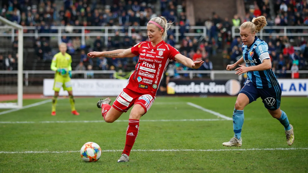Emelie Lövgren spelar fotboll men har nu permitterats av Arna-Bjørnar. (Arkivbild)