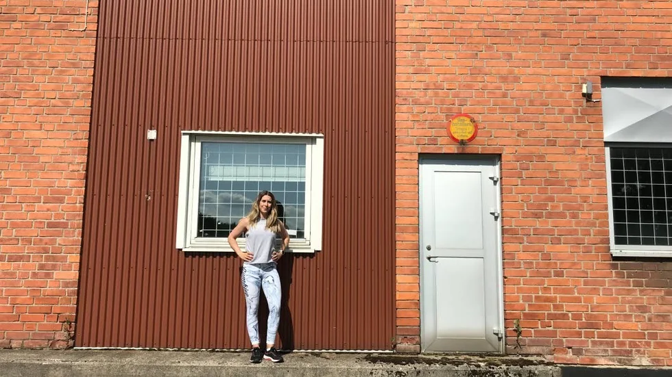 Lina Sönnerlid, VD på CRfitness framför lokalen som kommer förvandlas till nytt gym i höst.