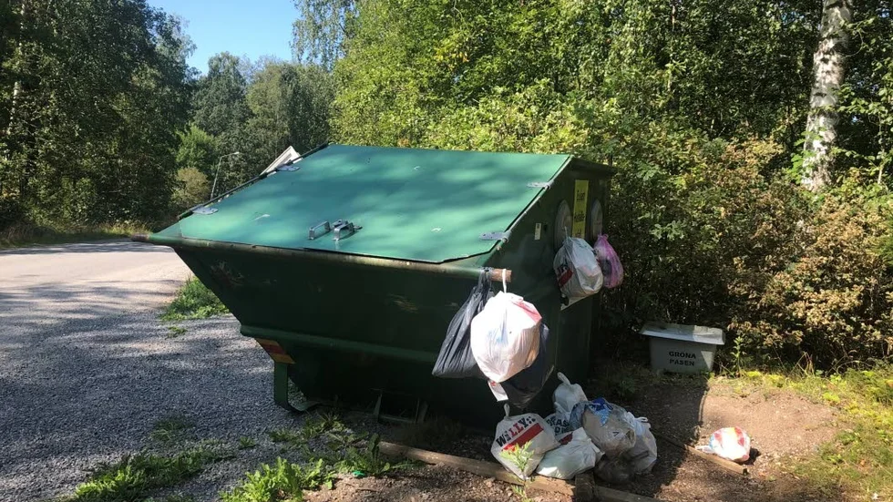 Kort efter intervjun hämtade Sörmland vatten upp soporna vid Fållökna, men enligt Mårten Bastmark var det första gången på omkring tre veckor.