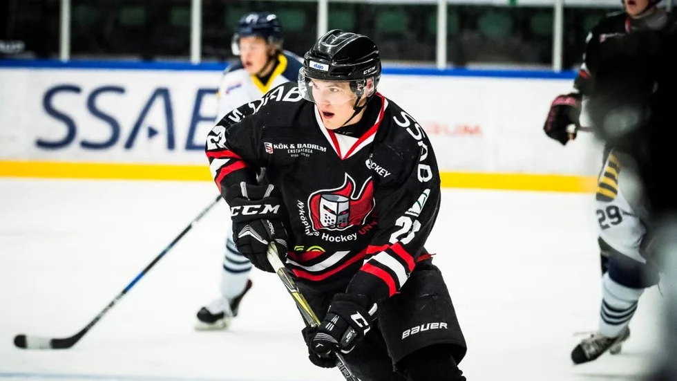 Ett flertal spelare från de egna leden, som i vissa fall fick känna på hetluften i seniorlaget förra säsongen, lämnar Nyköpingshockeyn. Gänglige forwarden Cornelis Clithe väljer nu spel i Huddinges J20-lag.