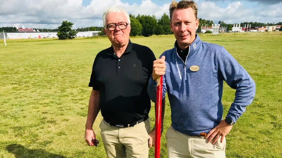 Den röda pinnen markerar hörnet där det nya klubbhuset ska ligga. Eskilstuna golfklubbs ordförande Kent Erita och klubbchefen Richard Svalling ser fram emot byggstarten.