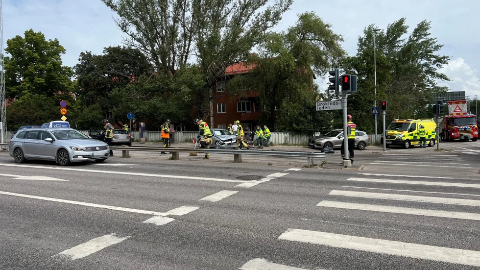 Två personbilar var inblandade i en trafikolycka i korsningen Brokindsleden-Söderleden på torsdagsförmiddagen.