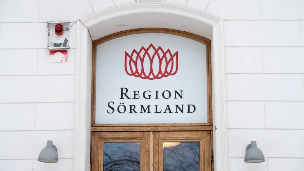 Region Sörmland har gett vakter utökat ansvar att jaga rökare.