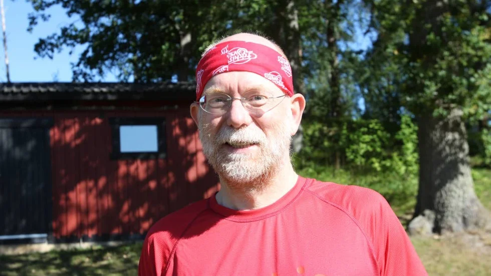 Jerry Persson leder sommarens yteyoga på Orrestaö – och brukar också delta i måndagarnas kvällsträningspass på samma plats