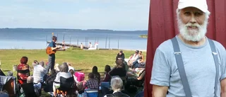 Scouten Bengt Tholin hedrades med ett sista lägerbål vid stranden