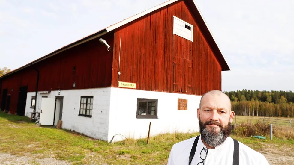 För några år sedan flyttade kändisbagaren Johan Sörberg till Trantorp i Råby-Rekarneskogarna.Dr driver han bland annat bageriet Svartverkstan i gårdens gamla lada.
