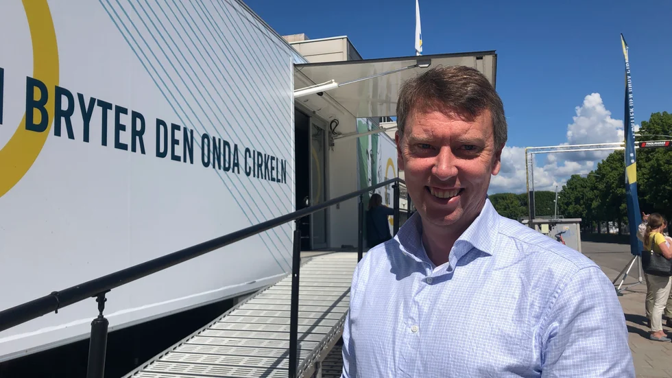 Olle Vikmång (S) kommunstyrelsens ordförande ifrågasätter Sophia Jarls (M) samarbetsplaner med SD och hennes tal om att "testa något nytt." 