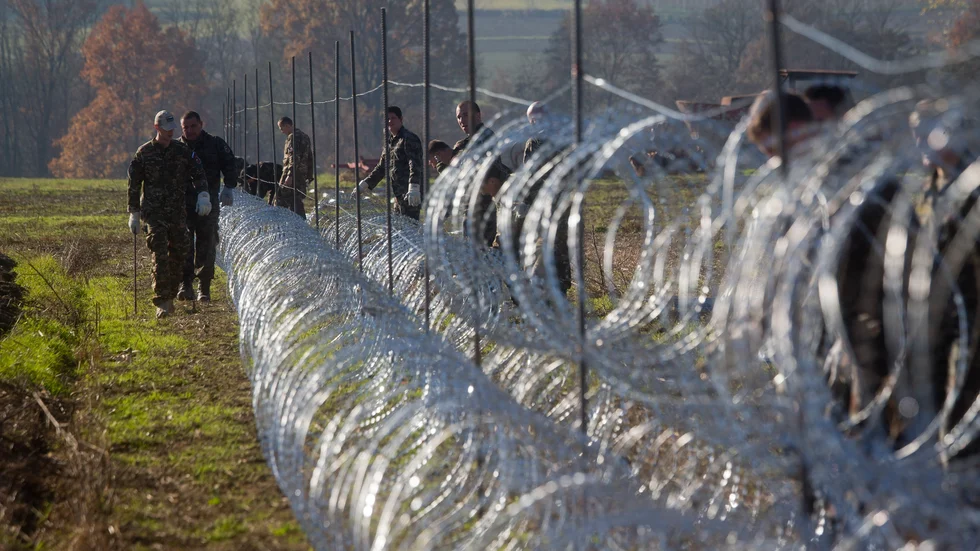Slovensk militär monterar det stängsel som nu ska tas bort. Arkivbild.