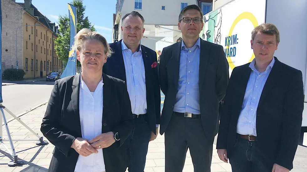 Viktoria Rydholm, projektledare Kriminalvården, Mikael Karlsson (C), kommunstyrelsens ordförande Värnamo, Björn Myrberg, ekonomi- och fastighetschef, kriminalvården, samt Olle Vikmång (S), kommunstyrelsens ordförande Norrköping 