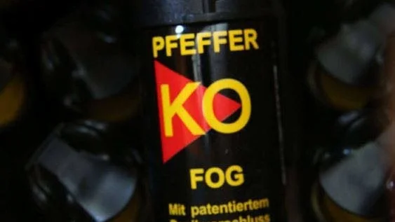 Vid ett tillslag i en lägenhet i Södertälje förra året hittade polisen 189 hagelpatroner, 41 burkar med pepparsprej och delar till ett rörvapen. Nu står tre nazister åtalade för bland annat förberedelse till grovt vapenbrott.