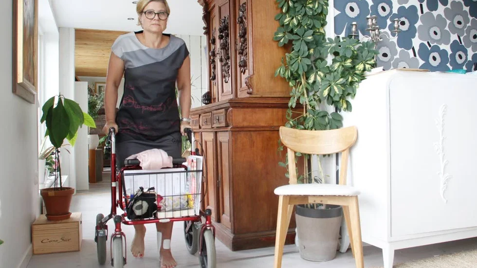 "Jag provar på livet som pensionär", försöker Maj Brand skoja om olyckan som, enligt henne, förstört hela sommaren. Minst tre månaders sjukskrivning väntar, efter att hon gått omkull med sin cykel – i kommunens omarkerade vägarbete.