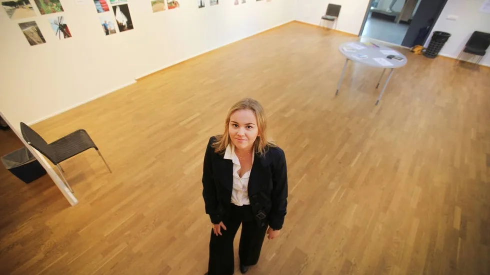 Just nu ger Strängnäsrummet plats åt foton, men i oktober presenterar Skur, där Elsa Lundblad är ordförande, ung konst av allehanda slag.